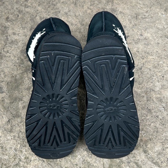 UGG Classic Short Graphic Boot - Picture 7 of 8